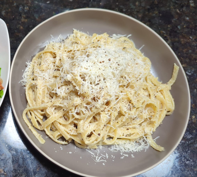 Cacio e pepe on a plate